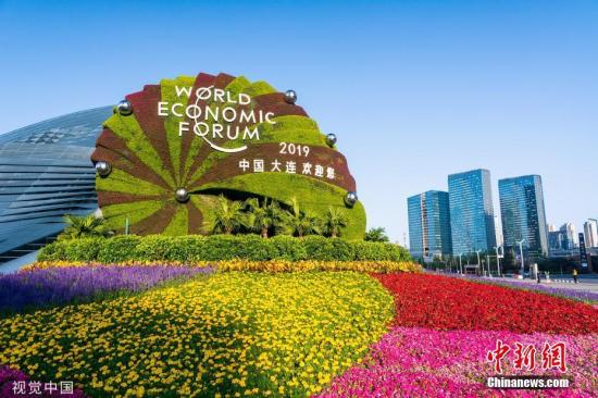 图为辽宁大连国际会议中心前矗立的立体花坛。陈军民 摄 图片来源：视觉中国