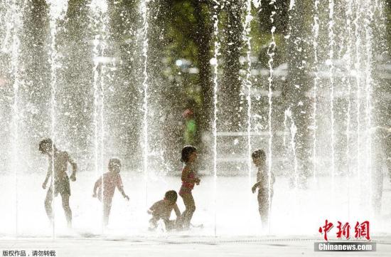 据外媒近日报道称，欧洲多国本周将迎来罕见热浪：法国巴黎27日的气温将高达40℃，德国部分地区的气温预计突破41℃。此外，西班牙、比利时、意大利、瑞士等欧洲国家都将于本周进入高温“炙烤”模式。图为当地时间6月24日，瑞士苏黎世，孩子们在喷泉内玩耍。