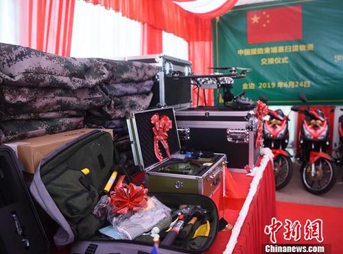 6月24日，中国援助柬埔寨扫雷物资交接暨授勋仪式在金边举行。图为援助的扫雷器材。<a target='_blank' href='http://www.chinanews.com/'>中新社</a>记者 黄耀辉 摄