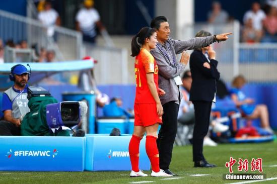 资料图：中国队主教练贾秀全(右)在场边指挥。 /p中新社记者 富田 摄