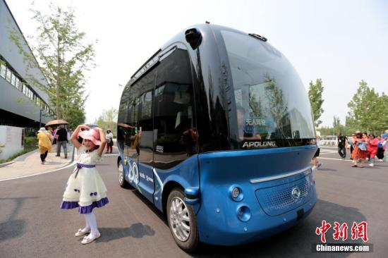 资料图：无人驾驶微循环电动巴士。 <a target='_blank' href='http://www.chinanews.com/'>中新社</a>记者 张远 摄