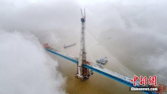 为满足该地区长江主航道通航需求，沪通长江大桥主跨设计为1092米，主塔高度也随之“长高”到330米、相当于110层高楼。 祁曙光 摄
