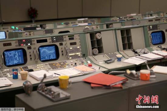 资料图：美国休斯敦，在阿波罗11号登月50周年之际，美国宇航局复原了当年的任务控制中心。
