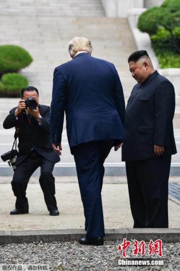 6月30日下午，美国总统特朗普跨过韩朝边界，踏上朝鲜土地。