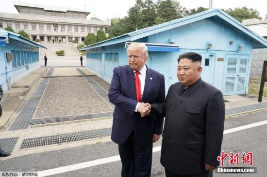 当地时间6月30日下午，美国总统特朗普与朝鲜最高领导人金正恩在韩朝非军事区见面。

