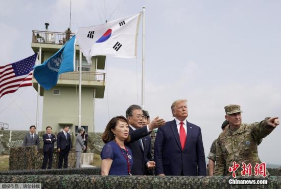 资料图：美国总统特朗普与韩国总统文在寅在朝韩非军事区附近。