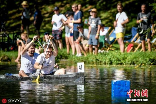 当地时间6月29日，德国海尔布隆，第17届混凝土轻舟比赛举行。据悉，该比赛每两年举行一次，有超过100支队伍的1000多名学生参加比赛。图片来源：ICphoto