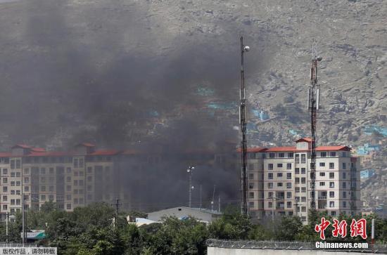 当地时间7月1日早上，阿富汗首都喀布尔发生强烈爆炸，美国大使馆附近浓烟滚滚。阿富汗首都喀布尔市中心当天上午发生汽车炸弹袭击，造成至少34人死亡、68人受伤。