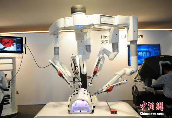 7月1日，2019夏季达沃斯论坛上，一台第四代达芬奇手术机器人引起了人们的关注。与传统手术相比，第四代达芬奇机器人有着明显的优势。它可对患者体内实时拍摄画面，为医生提供最大可放大20倍的手术部位三维高清视野。<a target='_blank' href='http://www.chinanews.com/'>中新社</a>记者 于海洋 摄