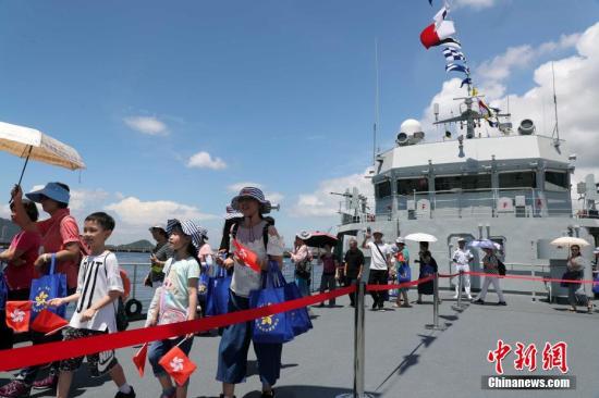 7月1日,香港市民登上驻港部队军舰参观。<a target='_blank' href='http://www.chinanews.com/'>中新社</a>记者 洪少葵 摄 7月1日,香港市民登上驻港部队军舰参观。<a target='_blank' href='http://www.chinanews.com/'>中新社</a>记者 洪少葵 摄