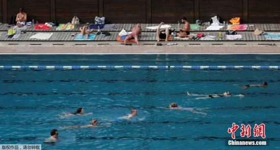 泡在水里是最好的降温方法，奥地利民众选择去泳池解暑。