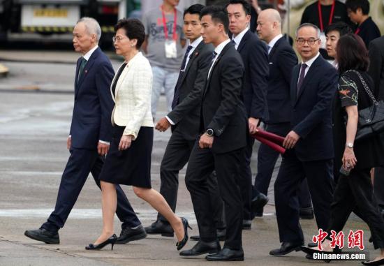 7月1日上午，香港特别行政区政府在金紫荆广场举行升旗仪式，庆祝香港回归祖国及香港特别行政区成立22周年。中新社记者 张炜 摄