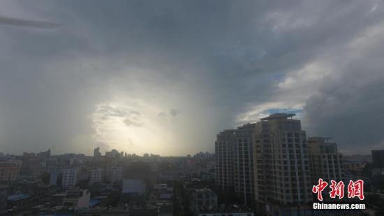 南海低压生成台风，海南省琼海市上空出现壮观雨柱。<a target='_blank' href='http://www.chinanews.com/'>中新社</a>发 蒙钟德 摄 图片来源：CNSPHOTO