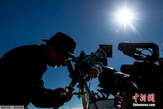 当地时间7月1日，智利圣地亚哥以北的阿塔卡马沙漠一处天文营地的入口处，游客带着特制的眼镜尝试观看日食。据悉，2019年度全球范围内最重要的天象之一——日全食将登场。不过，遗憾的是，这次天象只在南美洲的部分区域可以看到。