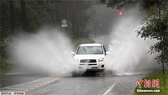 近日，九州南部地区特别是鹿儿岛、熊本、宫崎等地出现持续强降雨天气，部分地区已出现洪水及泥石流等地质灾害。图为一辆汽车行驶在宫崎县的公路上。