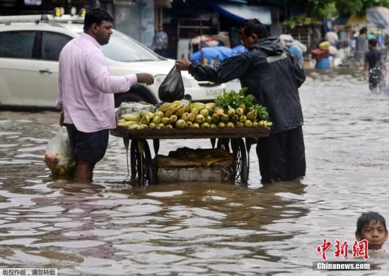 当地时间2019年7月2日，印度孟买，孟买遭遇连日暴雨侵袭，街道被淹没。