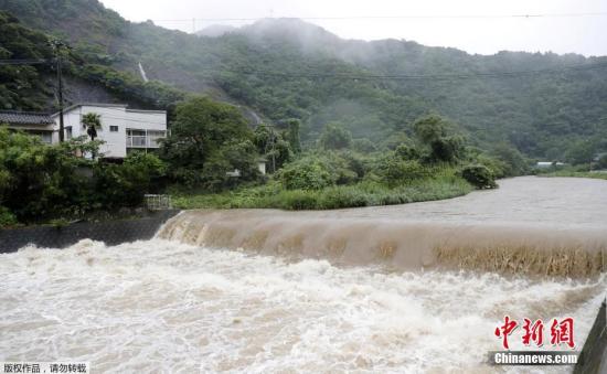 当地时间7月3日，日本熊本县一条河流在暴雨之后水流量增大。近日，九州南部地区特别是鹿儿岛、熊本、宫崎等地出现持续强降雨天气。当地政府已向100万人以上发出避难警告，并将大雨警戒等级维持在4级。