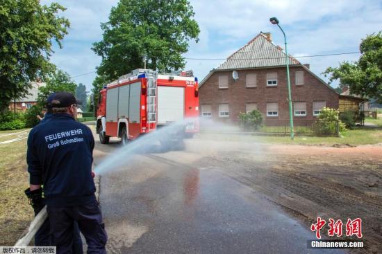 资料图：当地时间2019年7月2日，德国Alt Jabel ，当地发生森林火灾，消防员展开灭火行动。