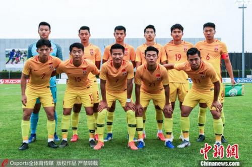 资料图：中国国奥在6月土伦杯比赛赛前合影。图片来源：Osports全体育图片社