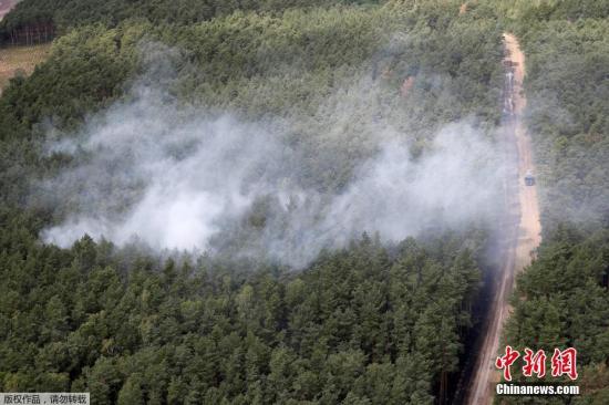 资料图：当地时间2019年7月3日，德国Alt Jabel ，当地森林大火持续。2019年7月1日，德国梅克伦堡-前波美拉尼亚州Alt Jabel发生森林火灾，火灾持续蔓延至存放有大量弹药的军事基地附近，数百居民被迫撤离。