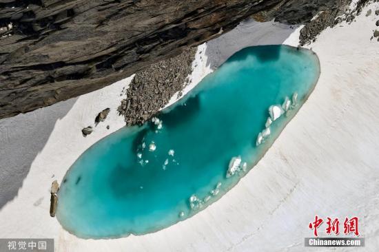 资料图：随着欧洲气温的飙升，冰川融水在阿尔卑斯山上形成了一个蓝色的湖泊。摄影师Franco Cappellari在飞越阿尔卑斯山脉最高峰——勃朗峰时发现了这个引人注目的湖泊。即使在海拔3000米的地方，气温也达到了10摄氏度，海拔4800多米山顶上的冰已开始融化。图片来源：视觉中国