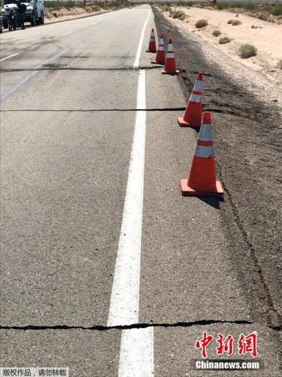 图为加州里奇雷斯特178号高速公路，地震导致路面出现明显裂痕。