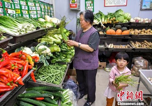 7月5日，新疆乌鲁木齐，市民在居住地附近的社区蔬菜副食品直销点，购买新鲜蔬菜等食材。/p中新社记者 刘新 摄