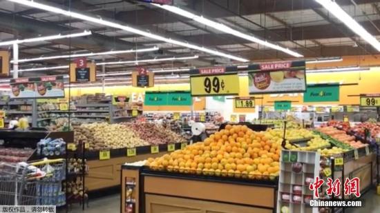 当地时间7月5日，当地时间7月5日，美国加利福尼亚州中部附近(北纬35.86度，西经117.50度)发生6.9级左右地震。加州霍桑市的一家超市人员撤离。