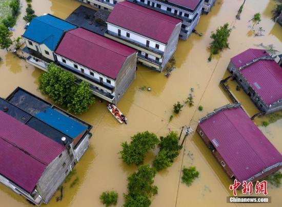 资料图：洪涝致江西146.3万人受灾 新余等地紧急转移被困群众。图/赵春亮