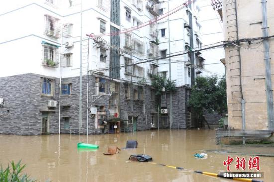 7月10日，超警戒水位洪峰过境广西柳州市，沿江居民楼被淹。林馨 摄