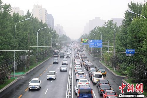 资料图：高速公路车流。/p中新网记者 李骏 摄