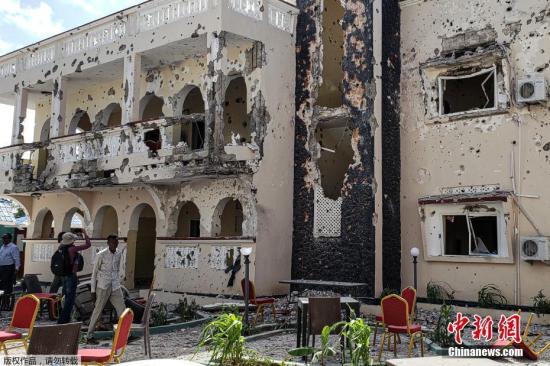 当地时间7月12日，索马里港口城市基斯马尤的一家酒店遭受恐怖袭击，造成近数十人死伤。