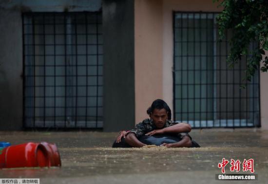 当地时间7月12日，尼泊尔加德满都，当地迎来雨季，城区街道被雨水淹没，居民出行困难，当地派出军人确保居民安全。