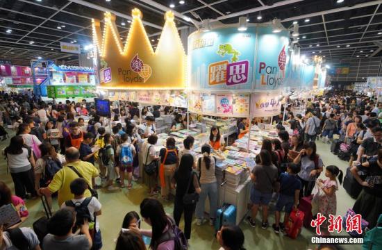 7月17日，由香港贸发局主办的第30届香港书展在香港会展中心开幕。为期一周的书展云集39个国家和地区的686家参展商，设有15个展馆，包括“国际文化村”、“儿童天地”和“英语世界”等。今届书展还将举办310多场文化活动。预计书展将吸引百万人次入场观展。图为学生教育辅导类书籍走俏，吸引家长和学生排队购买。<a target='_blank' href='http://www.chinanews.com/'>中新社</a>记者 张炜 摄