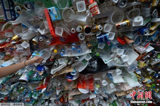 资料图：越南河内，一场名为“减少垃圾”的艺术展览举行。艺术家用塑料、罐子、吸管等废料打造悬挂式艺术装置，从生产和消费的视角描绘生活垃圾对环境和人体健康的有害影响。此次展览与7月15至8月31日面向公众免费开放。