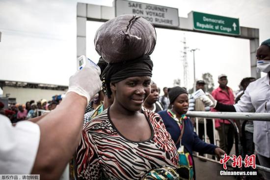 当地时间2019年7月16日，刚果(金)戈马，为预防埃博拉病毒疫情，医护人员检测来往行人的体温。14号，刚果(金)东部北基伍省首府戈马市确认出现首个埃博拉病例，这引发外界对于本轮刚果(金)埃博拉疫情是否会加速扩散的担心。世界卫生组织总干事谭德塞15号就此表示，世卫组织将再次召开专门会议，讨论本轮埃博拉疫情是否构成突发公共卫生事件。