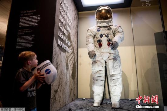 美国宇航员阿姆斯特朗的登月宇航服向公众展出。