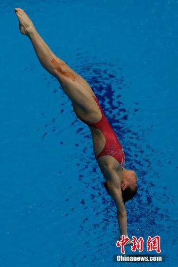 7月17日，中国选手陈芋汐在比赛中。当日，在韩国光州举行的世界游泳锦标赛跳水女子十米台决赛中，中国选手陈芋汐以439分夺得冠军，中国选手卢为以377.80分获得亚军。/p中新社记者 韩海丹 摄
