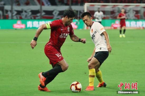 资料图：中超联赛第18轮，上海上港主场3-0击败河北华夏幸福。图为“绿巨人”胡尔克(左)带球突破。申海 摄