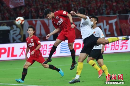 联赛3连平，上港夺冠希望已经不大。资料图为上海上港3:0战胜河北华夏幸福的比赛。申海 摄