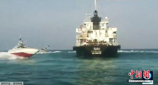 据美联社7月18日援引伊朗国家电视台消息称，伊朗革命卫队在波斯湾扣押一艘外国油轮，12名船员被指涉嫌走私石油。(电视截图)
