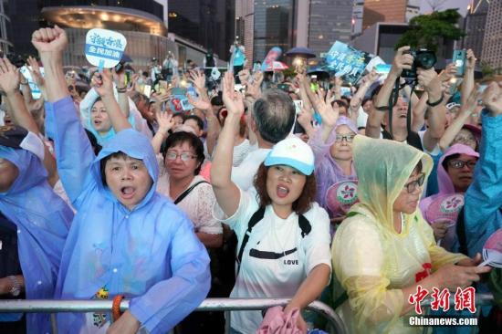 7月20日下午，30余万香港市民在金钟添马公园参加“守护香港”集会，共同守护香港法治的核心价值，维护法治，反对暴力。集会以“反暴力、撑警队、护法治、保安宁”为诉求，表达广大市民支持警方依法维护社会秩序、希望香港社会和平安定稳定的心声。集会组织者称，约有31.6万人参加活动。图为集会民众高喊“护法治、保安宁”口号。<a target='_blank' href='http://www.chinanews.com/'>中新社</a>记者 张炜 摄