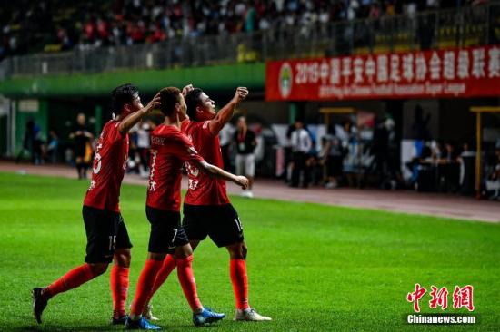 资料图：广州恒大淘宝队球员在比赛中进球后庆祝。/p中新社记者 陈骥旻 摄