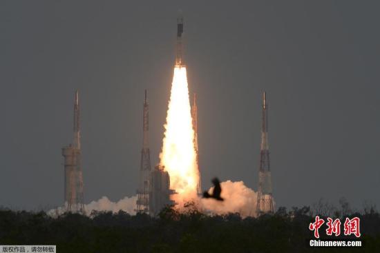 资料图：当地时间7月22日下午，印度最新的探月任务“月船2号”月球探测器于当日从印度安得拉邦Sriharikota的Satish Dhawan太空中心顺利发射。