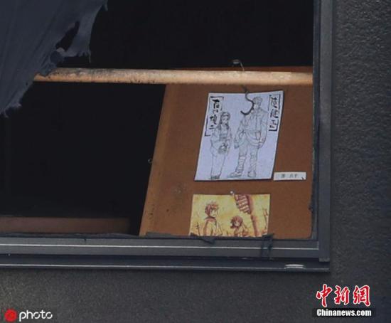 资料图：当地时间2019年7月21日，日本知名动画制作公司“京都动画”的工作室发生火灾后的现场图，烧毁的窗户边还有动漫草稿。