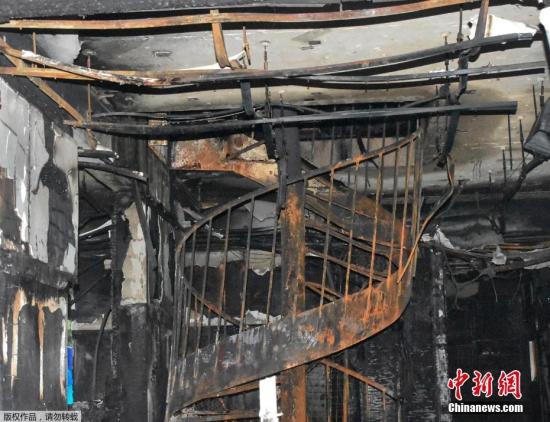 资料图：当地时间7月20日，日本京都动画工作室遭遇大火后，着火建筑物内部曝光，房间内四面墙壁焦黑一片，铁制扶手楼梯弯曲变形。