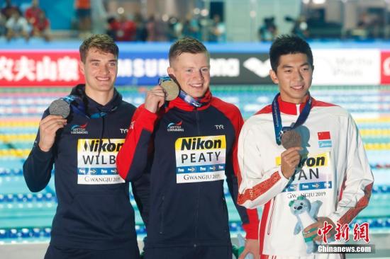 7月22日，获奖选手合影。当日，在韩国光州举行的2019国际泳联世界游泳锦标赛男子100米蛙泳决赛中，半决赛打破亚洲纪录的中国选手闫子贝(右一)以58秒63的成绩再一次刷新亚洲纪录，为中国游泳摘得铜牌。<a target='_blank' href='http://www.chinanews.com/'>中新社</a>记者 韩海丹 摄