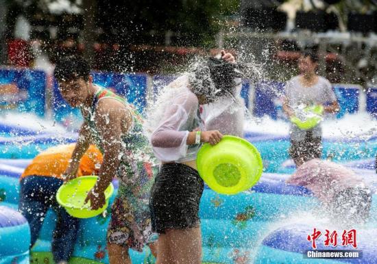 7月23日，民众在武汉欢乐谷里进行泼水狂欢活动。当日正值中国农历大暑节气，武汉迎来高温酷暑天气，不少市民外出戏水纳凉。<a target='_blank' href='http://www.chinanews.com/'>中新社</a>记者 张畅 摄