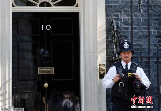 当地时间7月24日，英国伦敦，唐宁街10号首相府邸外，大批媒体就位。新当选的英国保守党党首将接替特蕾莎·梅，于当天入主唐宁街10号担任首相。