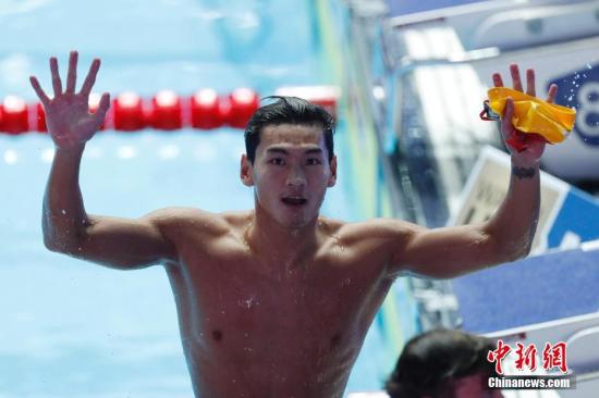 7月23日，徐嘉余赛后向观众挥手致意。当日，在韩国光州举行的2019国际泳联世界游泳锦标赛男子100米仰泳决赛中，中国选手徐嘉余以52秒43的成绩获得冠军。 /p中新社记者 韩海丹 摄